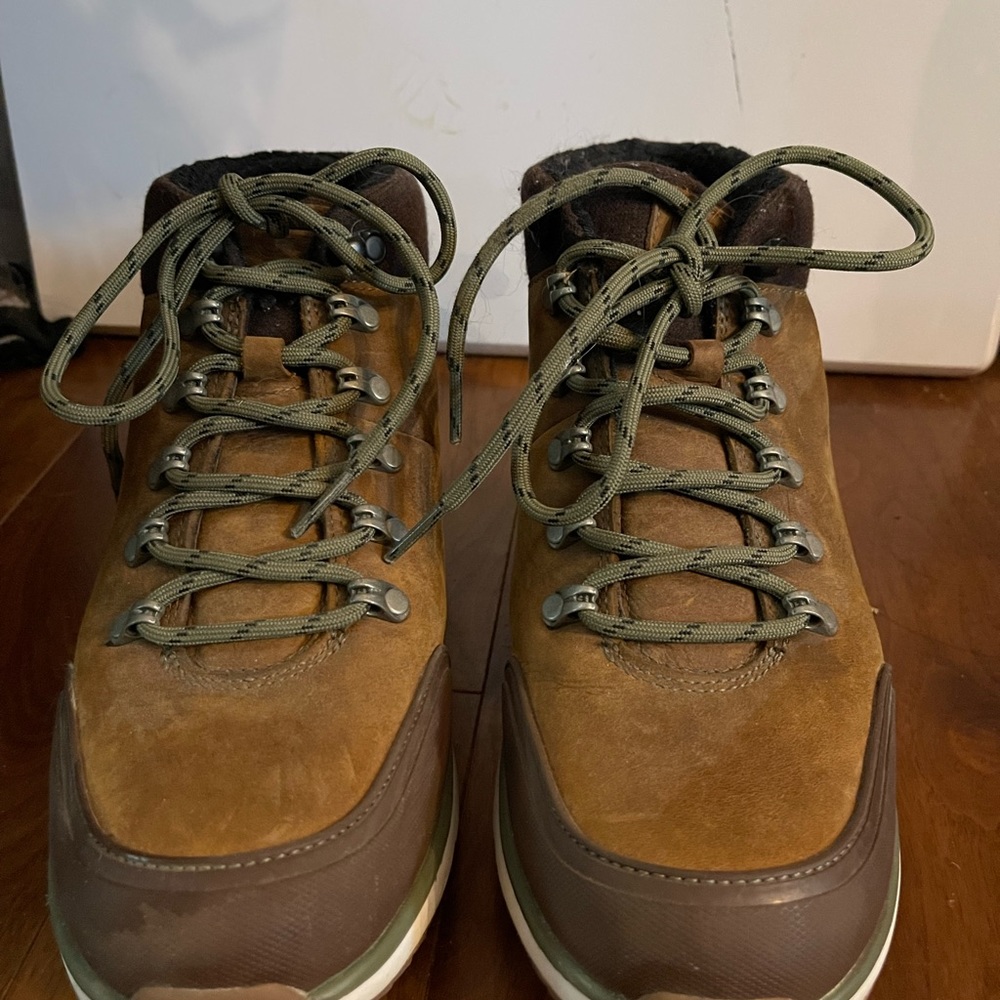 Tan Olivert UGG boots in good condition. It was worn only a handful of times.